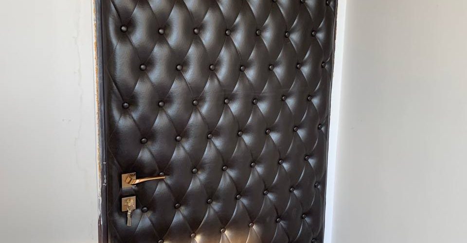 تمیز کردن درب چرمی