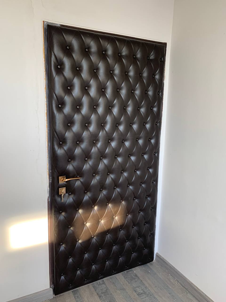 تمیز کردن درب چرمی