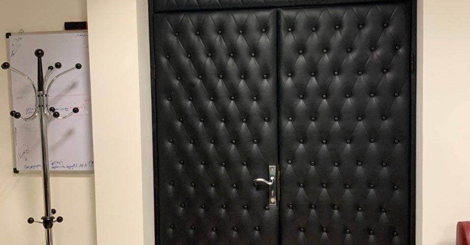 درب چرمی ضد صدا: سکوت لوکس در دکوراسیون اداری و مدیریتی