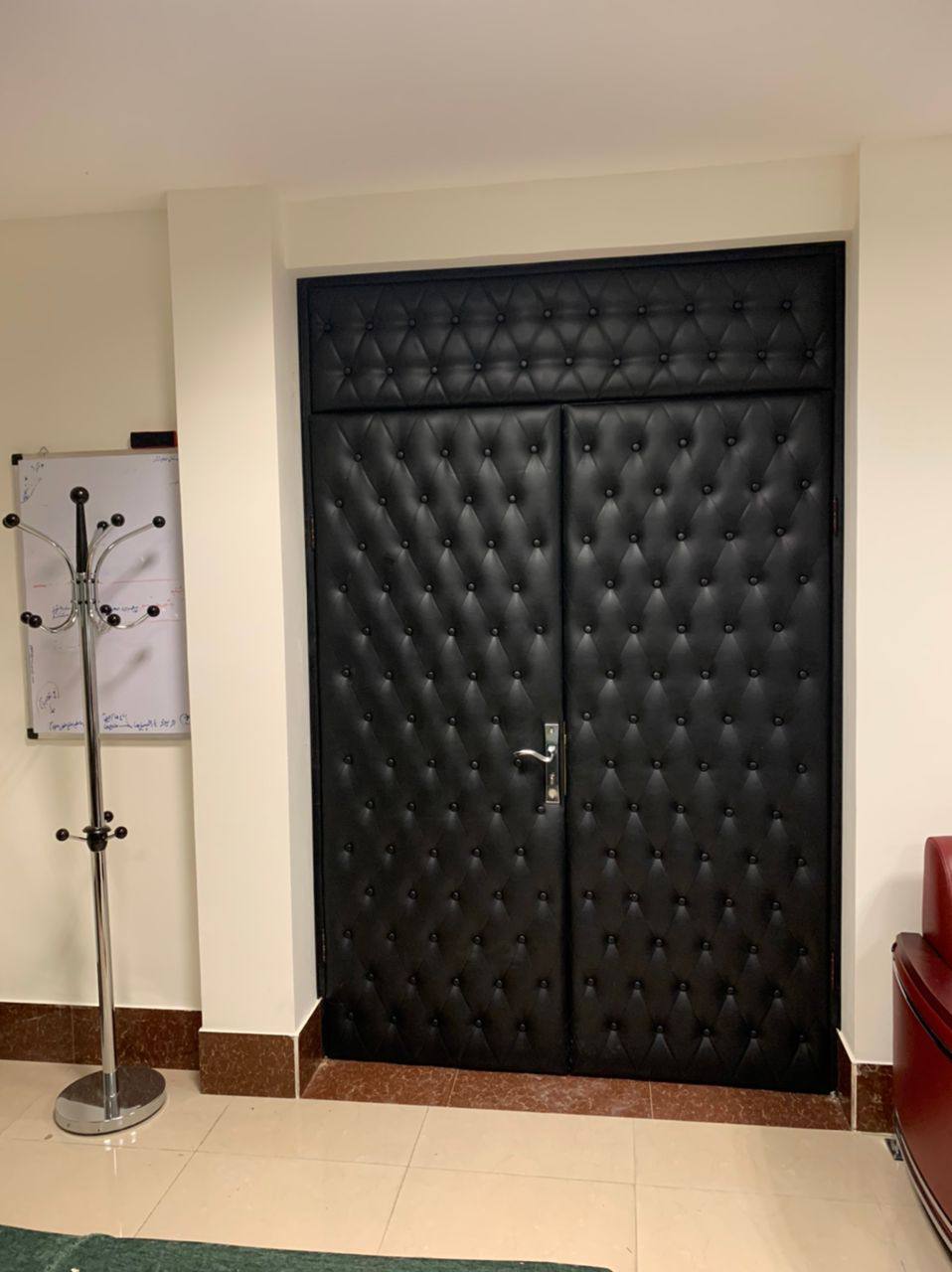 درب چرمی ضد صدا: سکوت لوکس در دکوراسیون اداری و مدیریتی