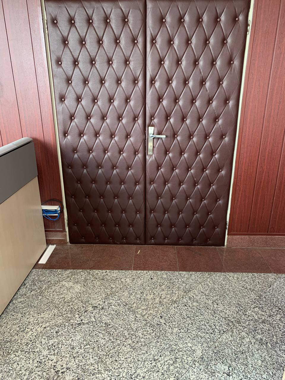 در چرمی اداری اخوان